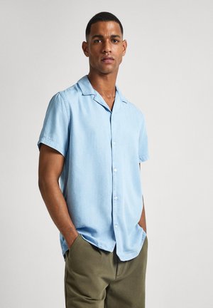 Hellblaues Kurzarmhemd aus einem weichen Stoff, mit durchgehender Knopfleiste und einem entspannten Kragen Design.