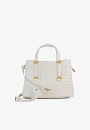 Witte handtas met een geweven voorpaneel, dubbele handvatten, afneembare schouderriem en hardware in goudkleur, met de merknaam "Dune" aan de voorkant.