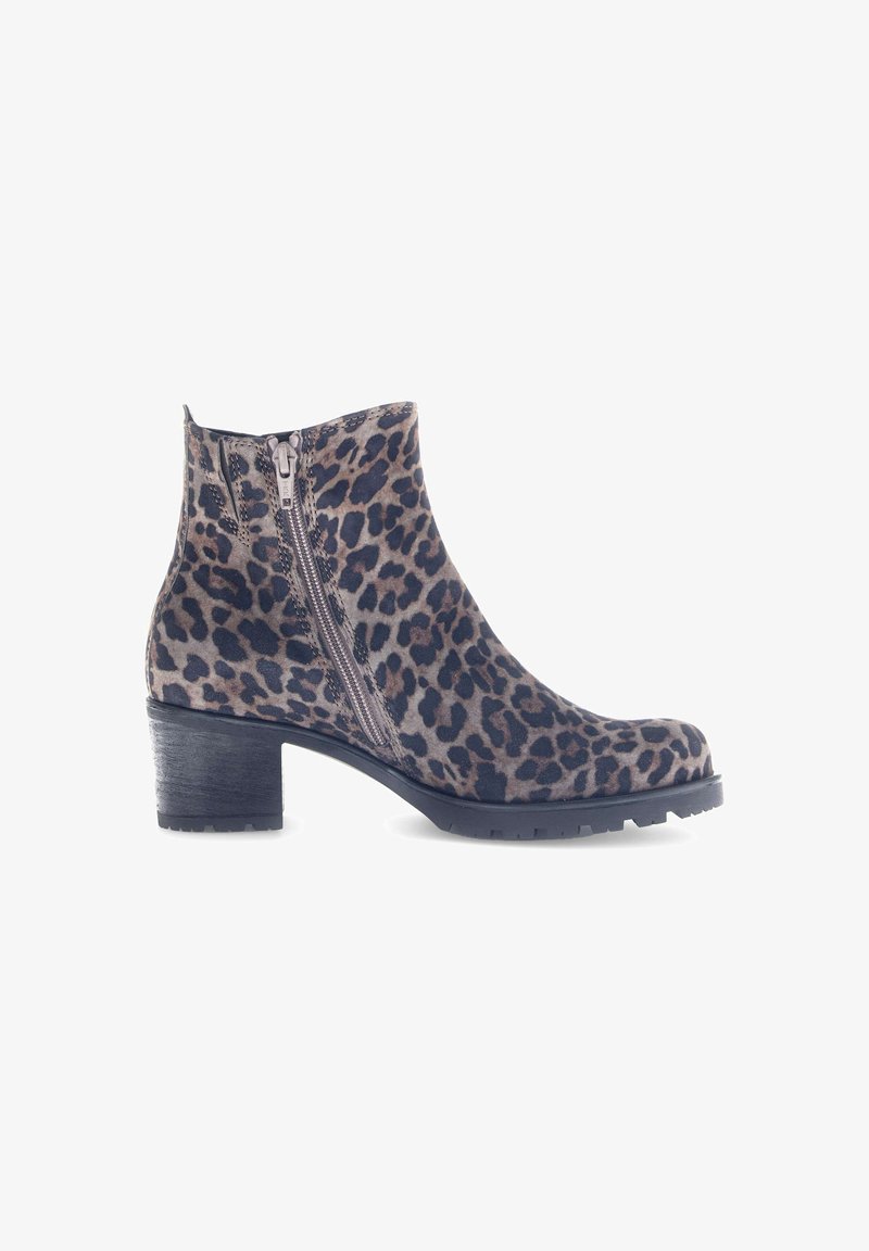 Bottines à motifs léopard en daim doux, avec un bout arrondi, une fermeture éclair sur le côté et un talon épais pour la stabilité. Semelle noire texturée.