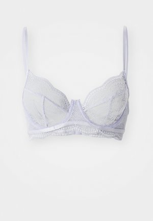 Ljuslila spetsbh med scallopkanter, delikat tyg, justerbara remmar och detaljerat spetspattern längs kopparna och bandet.