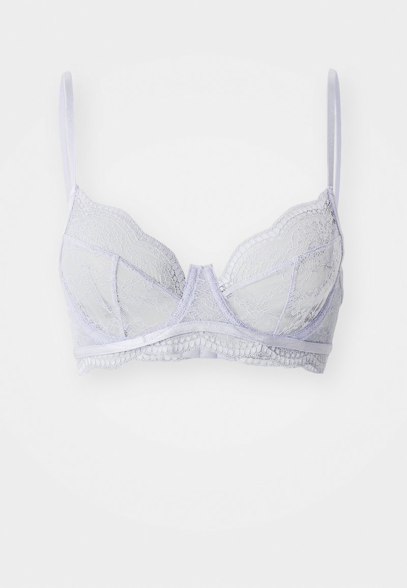 Lichtpaarse kanten beha met geschulpte randen, delicate stof, verstelbare bandjes en een gedetailleerd kantpatroon langs de cups en band.