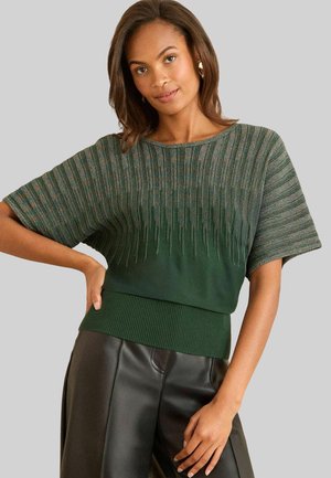 Strikket sweater i mørkegrøn med tekstureret ribb og metaltråde, der har bred rund hals og korte ærmer.
