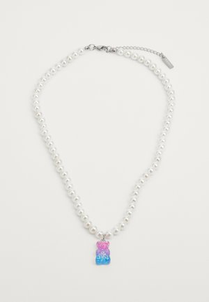 Valge pärli kaelakee, millel on mitmevärviline kummikarude ripats, roosa, lilla ja sinise sädeleva osaga ning hõbedane haak.