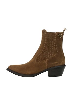 Stivaletto in suede marrone con punta affusolata, dettaglio di cucitura laterale e tacco basso a blocco. Presenta una linguetta per il montaggio e un hardware decorativo.