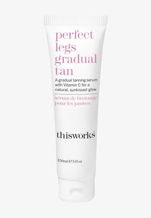 Tube blanc de sérum autobronzant progressif avec texte rose, taille de 150 ml, contenant de la vitamine C pour un éclat naturel, et un capuchon à rabat.