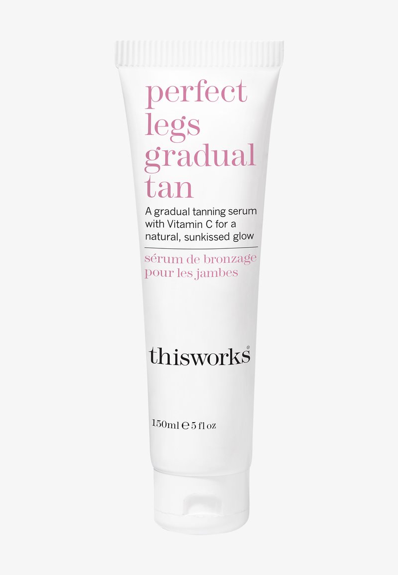 Hvit tube med gradvis brunfargingsserum med rosa tekst, 150 ml størrelse, inneholdende vitamin C for en naturlig glød, og med flip-top lokk.