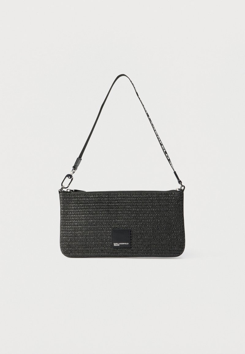 Μαύρη υφαντή ορθογώνια τσάντα χειρός με κλείσιμο με φερμουάρ, κοντό ιμάντα ώμου και μικρό λογότυπο στην πρόσοψη.