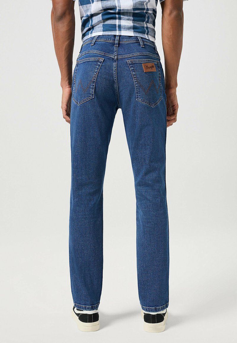 Sandales Plates WRANGLER Toledo Harvey Pour Femme - Cuir Synthétique - Semelle Caoutchouc - Boucle Réglable - Bout Ouvert