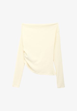 Crèmekleurige top met lange mouwen, een brede boothals en een asymmetrische zoom, gemaakt van geribbeld lichtgewicht stof.