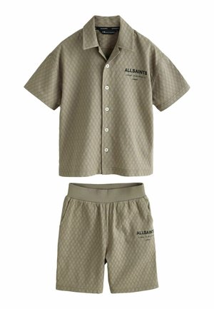 Kurzärmeliges Hemd mit Kragen und Shorts aus hellgrünem, strukturiertem Stoff; mit Rautenmuster und Logodetails auf beiden Teilen.
