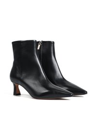Czarne skórzane botki za kostkę z wydłużonym noskiem i smukłym obcasem. Posiadają zamek błyskawiczny po boku. Gładka faktura na całej powierzchni.