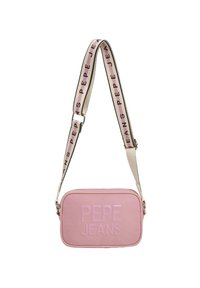 Roze rechthoekige tas met het reliëflogo "PEPE JEANS". Voorzien van een crèmekleurige band met bedrukte tekst, ritsafsluiting en een gladde stofstructuur.