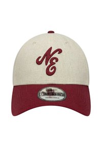 Cappello da baseball regolabile con corona beige e visiera color porpora. Presenta un logo "NE" ricamato in porpora, tessuto testurizzato e una patch con brand sulla visiera.