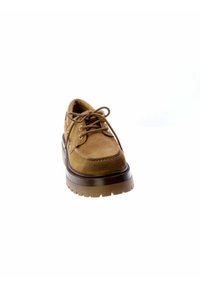 Scarpa oxford in suede marrone con punta rotonda, lacci e occhielli in metallo. Parte superiore testurizzata e suola in gomma spessa con scanalature profonde per la trazione.