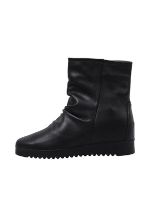 Bota de cuero negra hasta la mitad de la pantorrilla con una textura ligeramente arrugada, puntera redonda, suela plana estriada y sin cierres o decoraciones visibles.