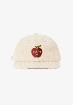 Offwhite kasket i fløjl med en broderet rød æblelomme med teksten "BLKVIS NY" på frontens midte.