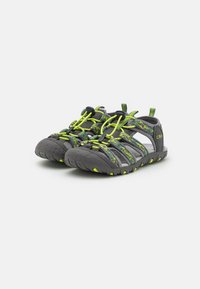 Grå utendørs sandaler med gule-grønne detaljer, strukturer såle av gummi, justerbare snører og åpnet design for ventilasjon.