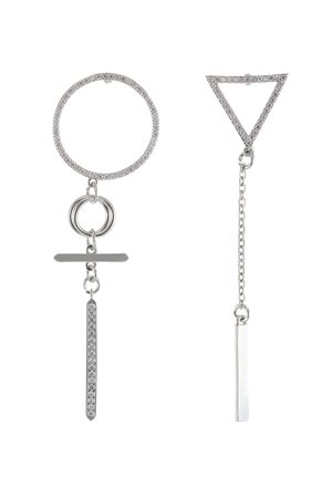 Boucles d'oreilles en argent avec des formes géométriques : un anneau circulaire orné de strass, un accent triangulaire avec une chaîne, et des tiges suspendues.