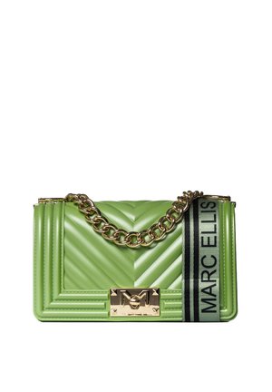 Borsa a tracolla verde trapuntata con una catena metallica, dettagli in hardware dorato e nastro di tessuto con marchio. Presenta una forma rettangolare e una finitura testurizzata.