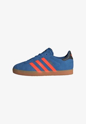 Blaue Wildledersneaker mit orangefarbenem Dreistripes-Design, schwarzen Akzenten und einer Sohle aus Gummi; mit runder Zehenpartie und klassischer Silhouette.