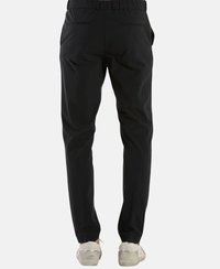Pantaloni neri slim-fit con cintura elastica, due tasche posteriori e una texture del tessuto liscia, abbinati a sneakers bianche.