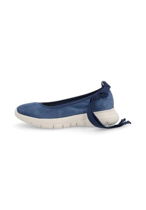 Scarpa blu in suede senza lacci con suola bianca flessibile e nastro blu navy legato al tallone, progettata per un uso casual.
