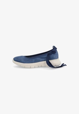 Scarpa blu in suede senza lacci con suola bianca flessibile e nastro blu navy legato al tallone, progettata per un uso casual.
