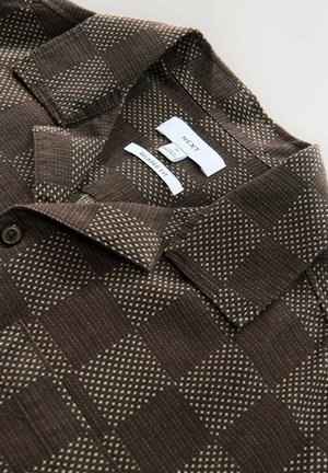 Bruine geruite shirt met een relaxte pasvorm, met een textuurpatroon van afwisselende vierkanten en een button-down kraag. Labels zichtbaar.