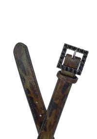 Cinturón de cuero con patrón de camuflaje en tonos verdes y marrones, con una hebilla cuadrada negra con incrustaciones de cristal y un acabado texturizado.