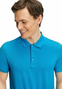 Polo shirt turchese realizzato in tessuto liscio, con colletto classico, placket con tre bottoni e maniche corte.