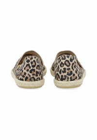Leopardprint espadrilles met een zachte stof bovenkant, ronde neus en jute-wikkelde tussenzool, met een slip-on ontwerp en zonder zichtbare hardware.