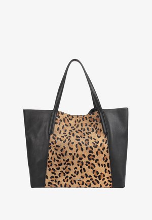 Zwarte shopper met luipaardprint middenpaneel en twee handvatten, rechthoekige vorm, en klein metalen logo onderaan in het midden.