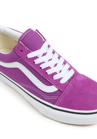 Paarse canvas sneaker met witte veters en een zijstreep, met een witte zool met zwarte accenten, een gladde textuur en stikseldetails.