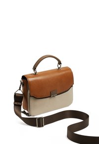 Bolso de mano de cuero marrón con un acabado texturizado; presenta una sección inferior beige, un asa superior y una correa marrón desmontable. Acento de metal plateado.