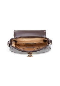 Sac à main en cuir marron avec une forme structurée. Fermeture à pression magnétique, poche intérieure et doublure en tissu beige arborant le logo de la marque en motif répétitif.