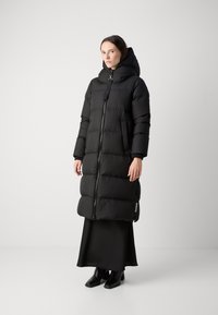 Marc O'Polo PUFFER COAT WITH HOOD SIDE SLITS WITH ZIPPER WELT POCKETS BACKPACK BELTS - Páperový kabát - black