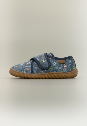 Chaussure bleue pour enfant avec motif ballon de sport, bride velcro réglable et semelle marron flexible, vue de côté sur fond neutre.