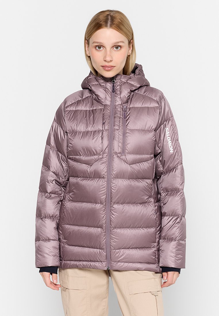 Padded jacket w jasnym kolorze mauve, z zamkiem błyskawicznym z przodu, kapturem i detalem logo na rękawie. Wykonana z błyszczącego, gładkiego materiału.