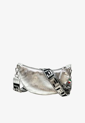 Sac bandoulière argenté en forme de croissant avec une sangle à motif géométrique noir et blanc et un petit charme drapeau italien sur le fermoir.