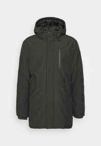 Veste extérieure vert foncé avec capuche, dotée d'une poche poitrine zippée, de deux poches avant et d'une texture lisse et isolante.