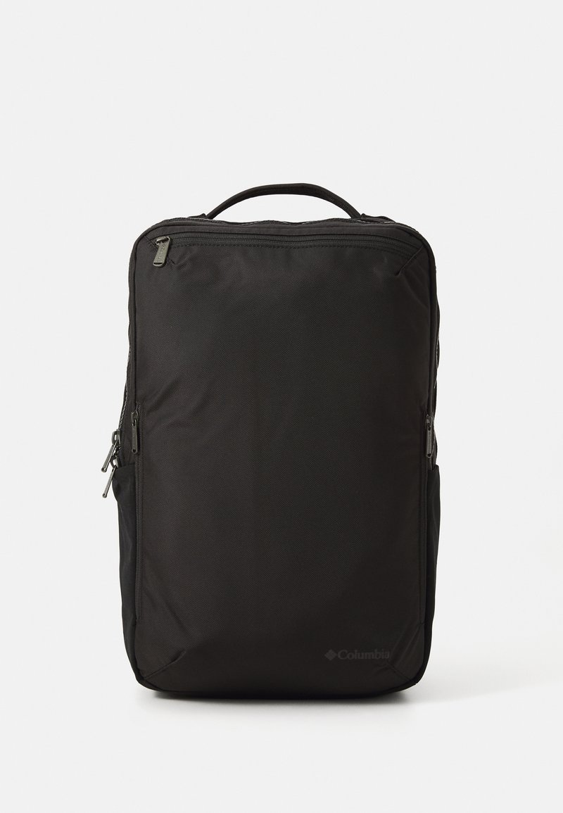 Schwarzer rechteckiger Rucksack mit Tragegriff, mehreren Reißverschlussfächern und dezentem "Columbia"-Logo in der unteren rechten Ecke.