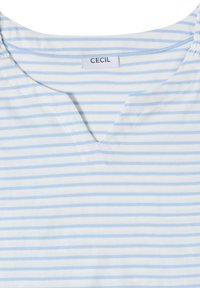 Chemise à rayures horizontales blanches et bleu clair avec un petit col en V et tissu froncé aux coutures des épaules, l'étiquette indique "CECIL".