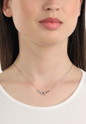 Collar de oro rosa y plata con un diseño de infinito, adornado con pequeñas piedras transparentes, que cuenta con una cadena delicada y una textura suave.