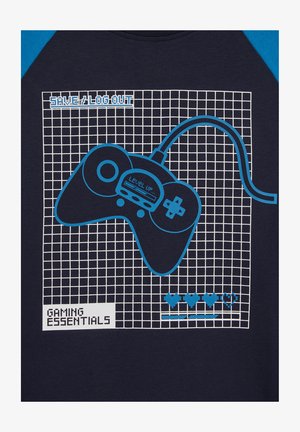 Jūrų pajėgų marškiniai su mėlynais akcentais, vaizduojantys žaidimų valdiklį, pikselinį tekstą "LYGIS AUKŠTYN", tinklo foną ir etiketę "ŽAIDIMO ESENCIONALAI".