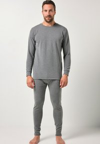Grå langærmet thermotrøje og matchende bukser, lavet af blødt stof, med rund hals og tætsiddende design for komfort.