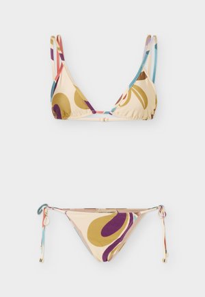Kremasti bikini set s apstraktnim uzorkom u nijansama ljubičaste, žute i plave, trokutasti top s dvostrukim trakama i gaćice s vezanjem sa strane.