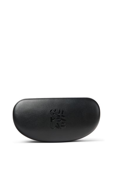 Custodia per occhiali in pelle nera con una texture liscia e bordi arrotondati, caratterizzata da un logo impresso sulla superficie anteriore.