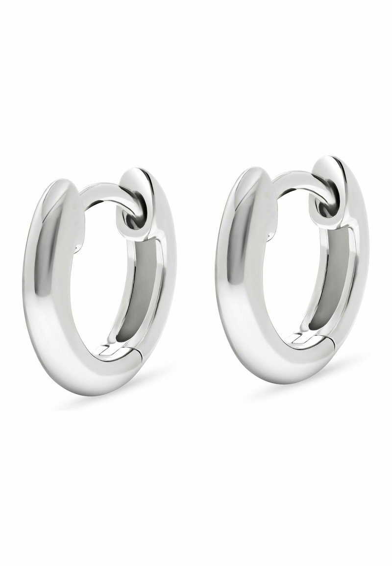 Un paio di orecchini a cerchio in argento lucido con un design spesso e arrotondato e chiusura a cerniera su uno sfondo bianco.