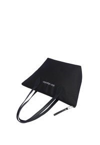 Bolsa tote negra con dos asas planas, fabricada en tejido texturizado, con cierre de cremallera y el logo de la marca en blanco en el frente.