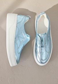 Metalické modré slip-on tenisky s hladkým koženým svrškem, bílou silnou podrážkou a dekorativním prošíváním.